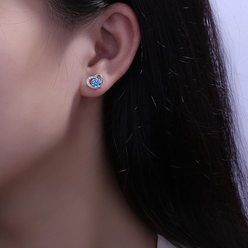 

Love Earrings for Women with Simple and Versatile Ear Piercing Heart-shaped Earrings for Women