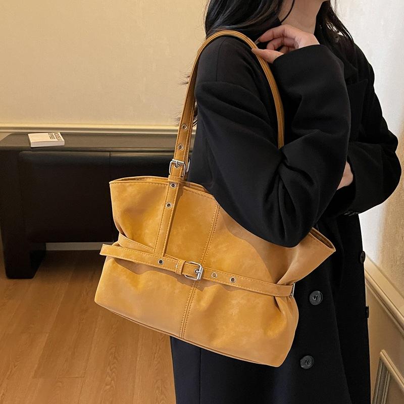 Foreign style large capacity fashion commuting exquisite shoulder armpit bag portable simple and versatile 2025 autumn and winter tote bag