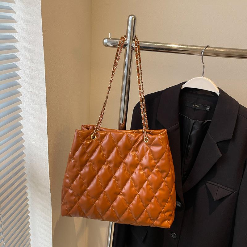 

Premium texture large-capacity bag women s 2025 new autumn and winter fashion diamond tote bag chain shoulder messenger bag оранжевый