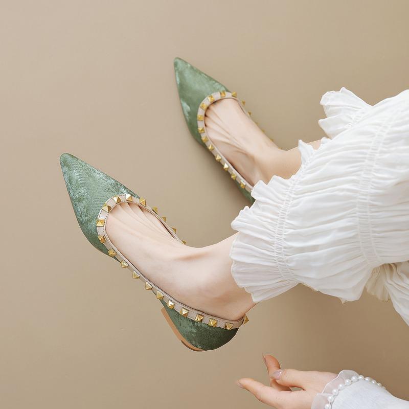 Spetsiga damskor platta sommarskor fransk temperament grund mun nitar milda kvällsskor