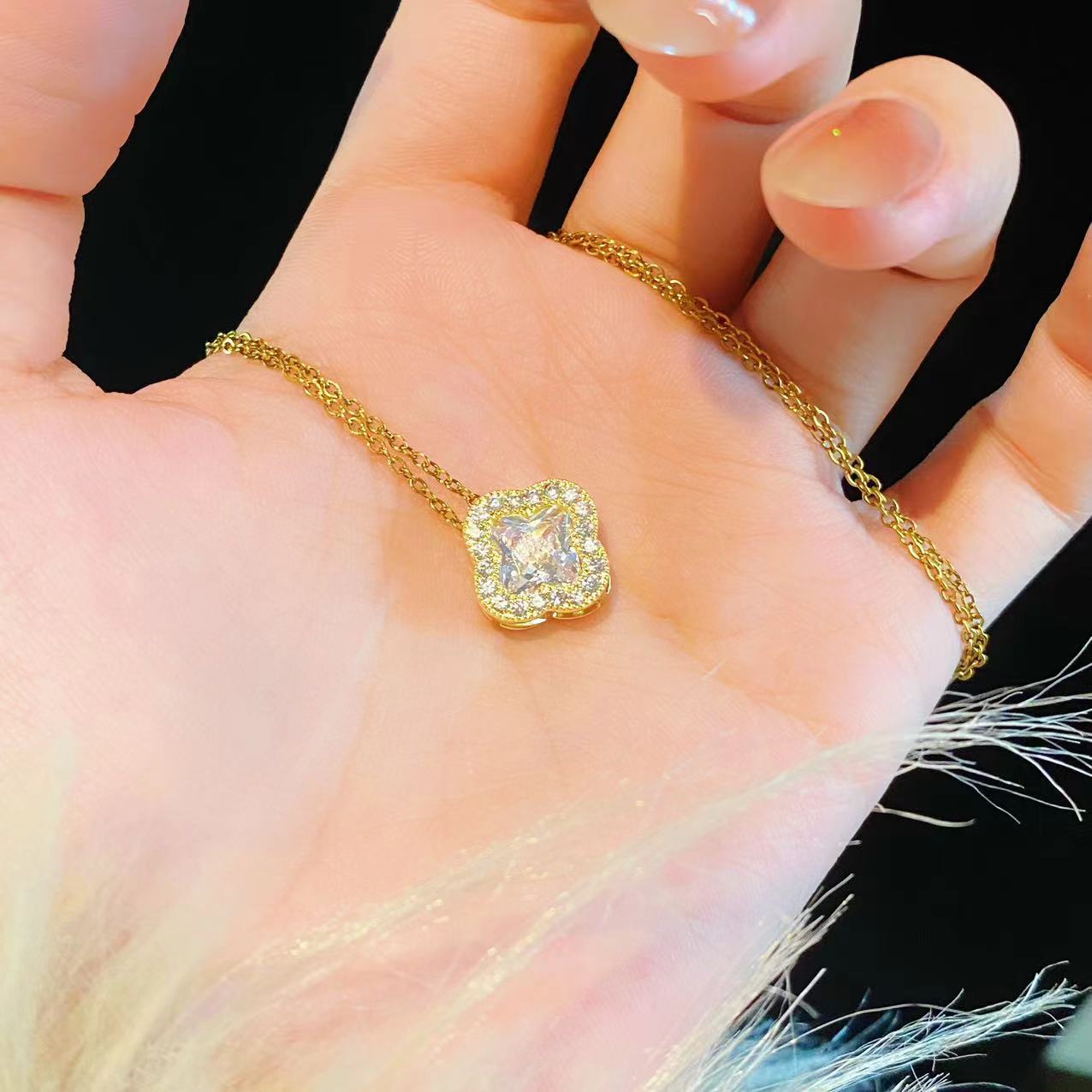 

Темперамент Универсальный Четырехлистный Клевер Ожерелье Женский Не Теряет Цвета Легкий Роскошный Старший Чувство Ключицы Цепи Аксессуары