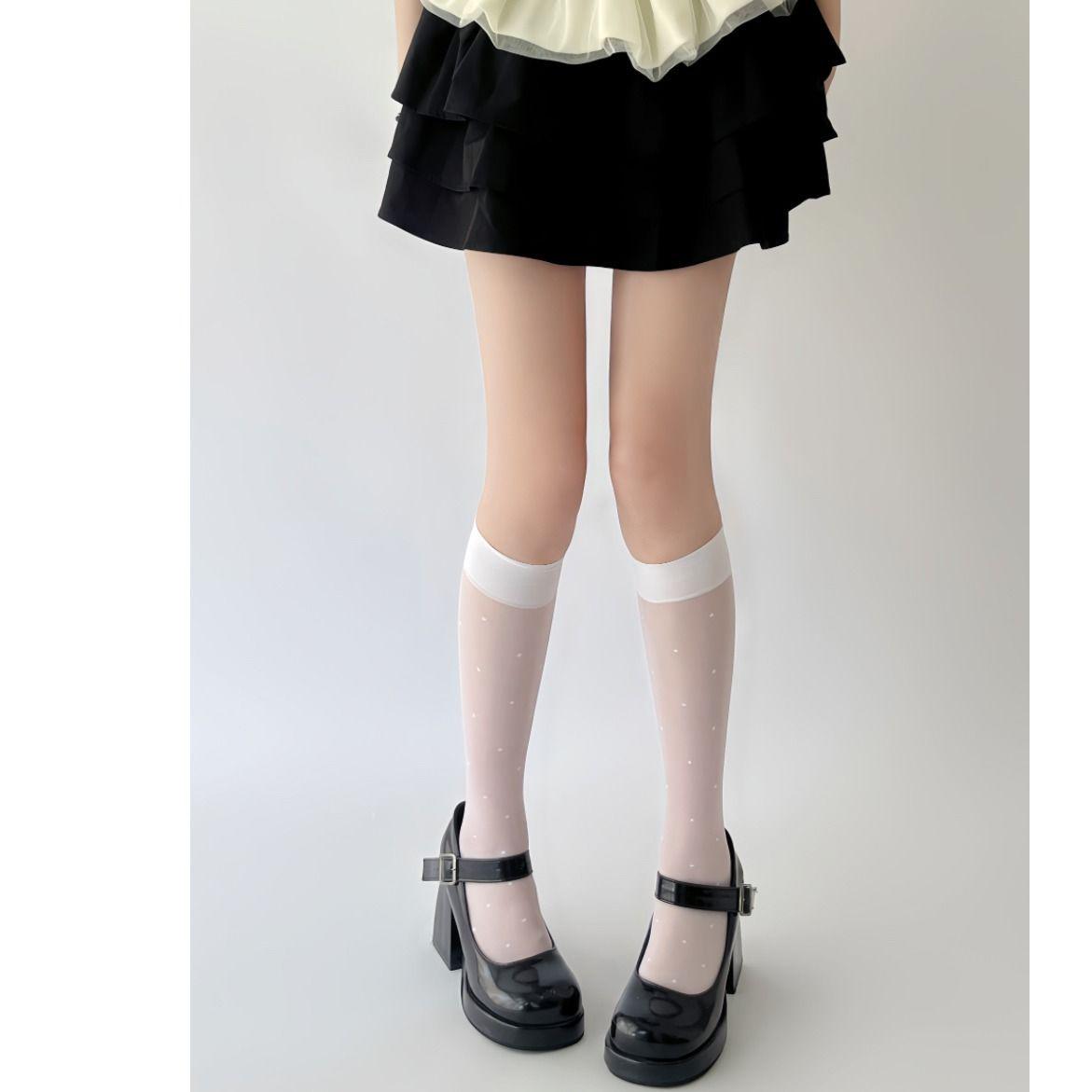 

Experience luxurious comfort with our thin polka dot calf socks. Wear them scrunched down or straightened for a stunning look. белый