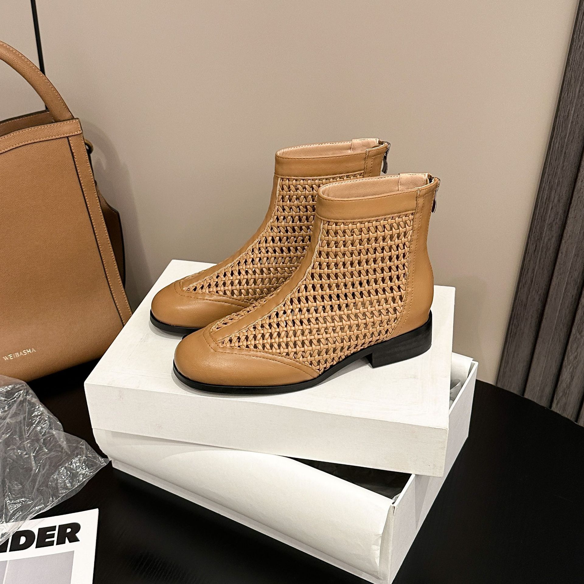 

939-1 Челси крутые ботинки 2025 ретро ботинки Мартина летние тонкие женские британский стиль универсальные полые короткие ботинки 40 верблюд