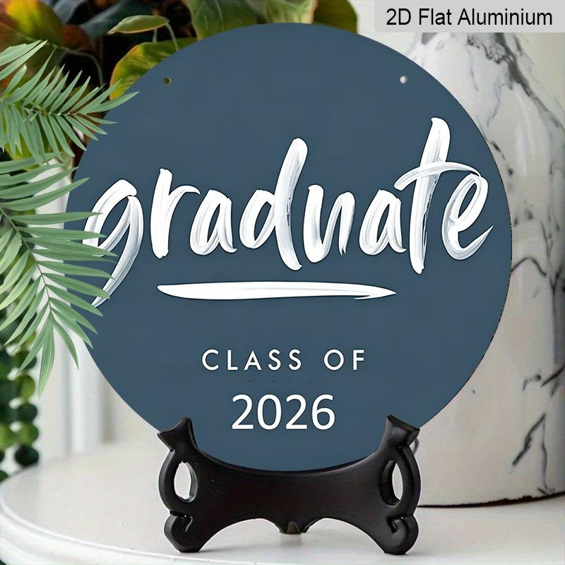 2D Flaches Aluminium 2026 Abschluss-Thema Wandbehang Souvenir Geschenk, Erhältlich in Mehreren Größen, mit Einem Grau-blauen Hintergrund und Pinselstrich-Schriftart