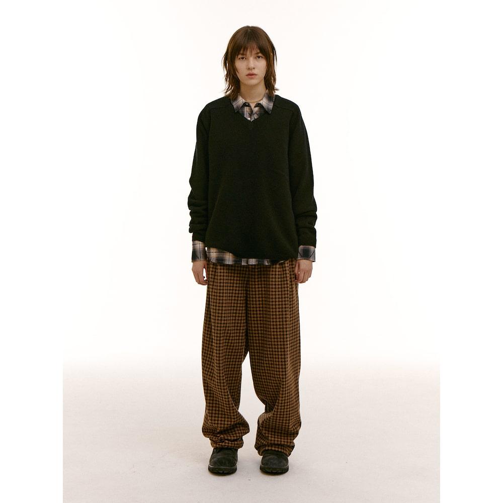 Saendeusaundeu (Unisex) Soft Touch Wool V-Neck Sweater Black