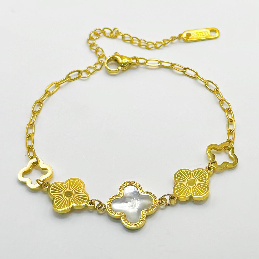 Four leaf clover hollow bracelet with curved surface and three-dimensional mother of pearl color that does not fade, high-end bracelet