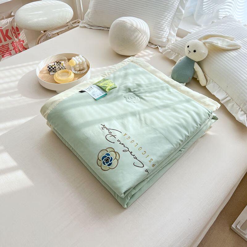 

Muxinzi Camellia Skin-Friendly All-Season Quilt