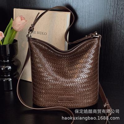 2025 New Woven Bucket Bag Women's High-end Shoulder Messenger Bag Commuter Bag Simple Casual Versatile Fashion
