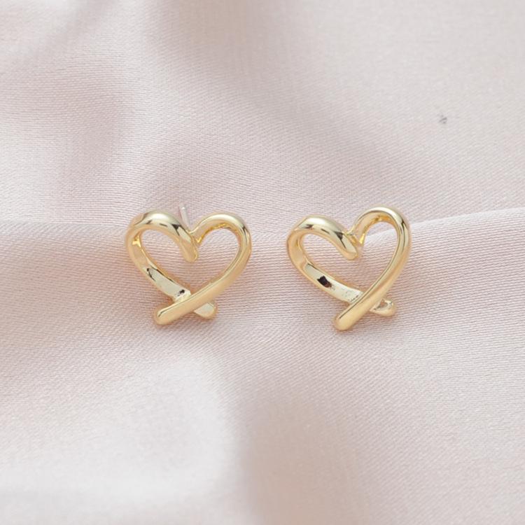 Elegant Heart Clip-On Earrings: Simple and Chic for Everyday Wear