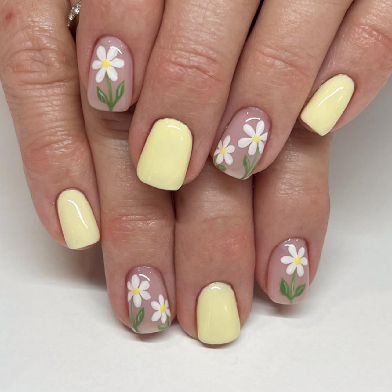 

Summer ins style short square nail wearing fake nail small fresh daisy flower nail art