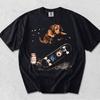 Koszulka z Grafiką Jamnika na Deskorolce, Zabawna Koszulka z Jamnikiem Skateboardzistą, Fajny T-shirt Estetyka Skateboardowa, Koszulka dla Mamy Jamnika, Prezent Streetwear Y2k