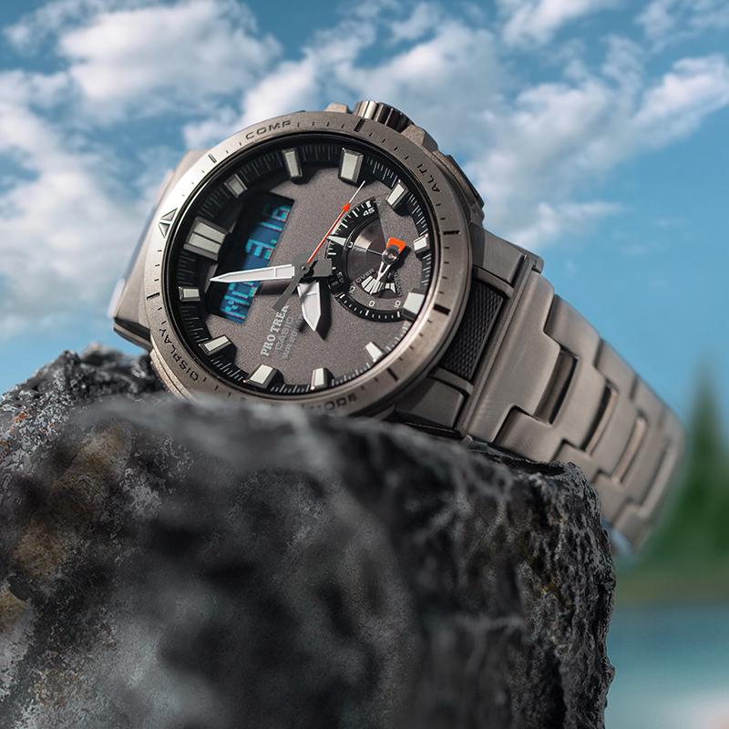 Casio Serie PRO TREK-Pantalla Dual de Disco Metálico Montañismo al Aire Libre Radio Solar Deportivo Impermeable Movimiento de Cuarzo Correa de Titanio PRW-70YT-7PRD