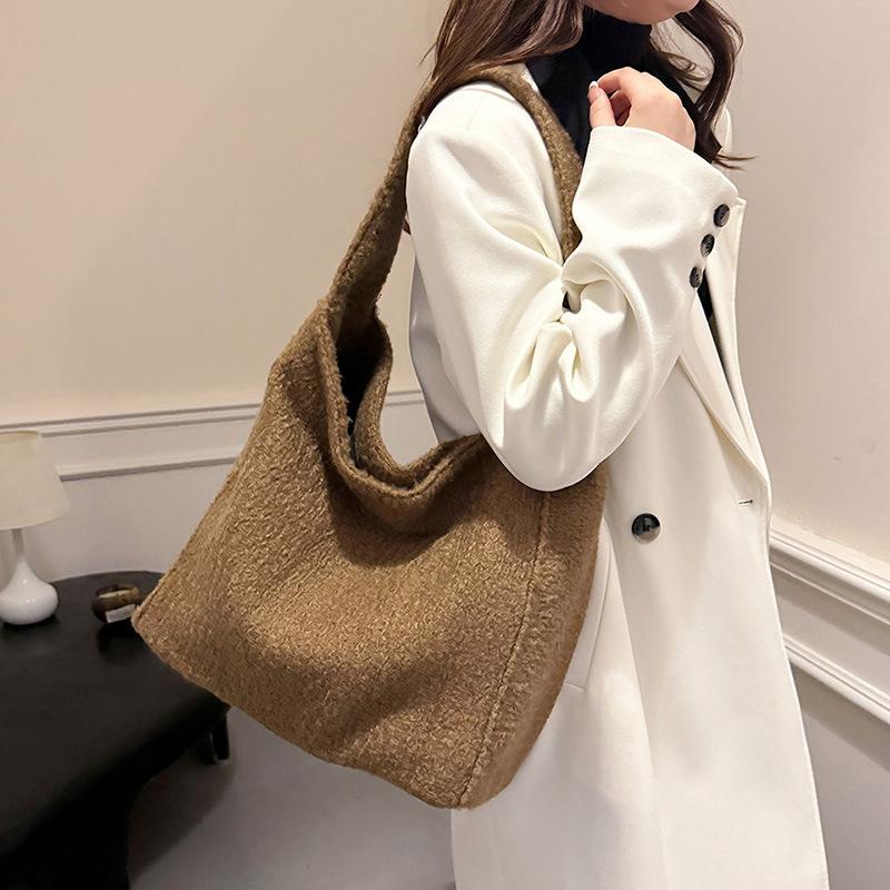 

Женская шерстяная сумка большой вместимости 2025 новая осенне-зимняя универсальная повседневная на плечо, сумка-мессенджер, классная сумка-тоут для поездок на работу 36*20*36 коричневый