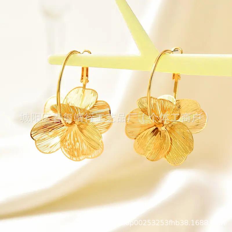 New Light Luxury High-end Golden Flower Earrings Fashionable Personality Niche Exaggerated Earrings Sweet Temperament Ear Jewelry
