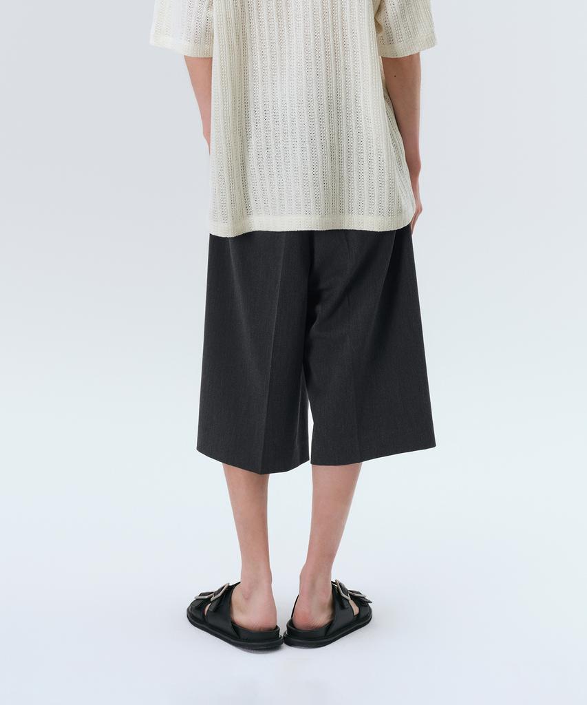 Musinsa Standard One-Pleat Bermuda Banding Half Slacks [Charcoal Gray]