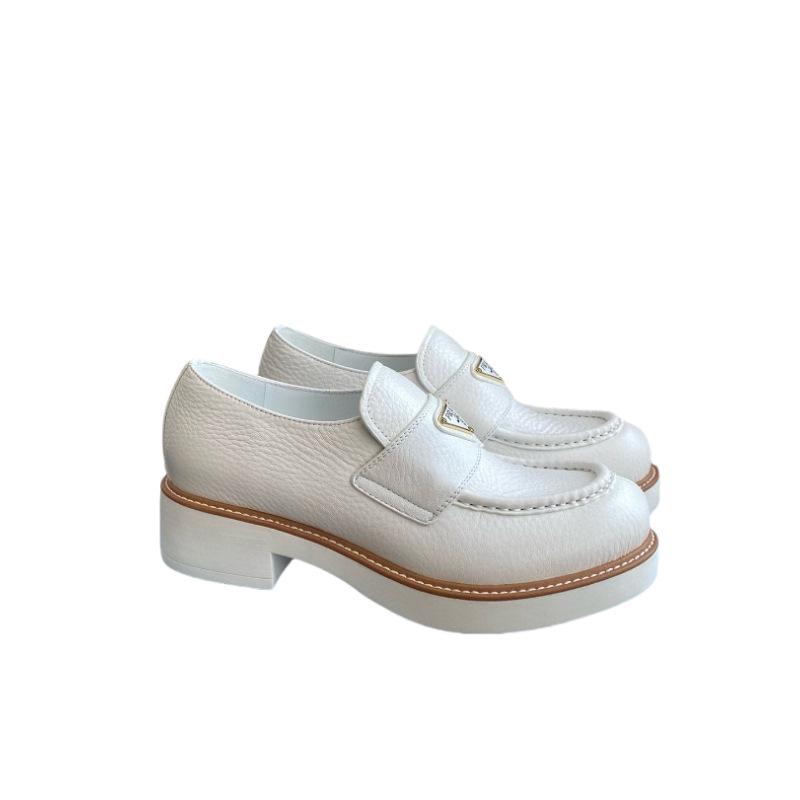 

Кожаные мокасины Haute Couture с треугольным логотипом и узором «Личи» — универсальные, в британском стиле, с круглым носком, отделкой бисером по краю, толстая подошва. 39