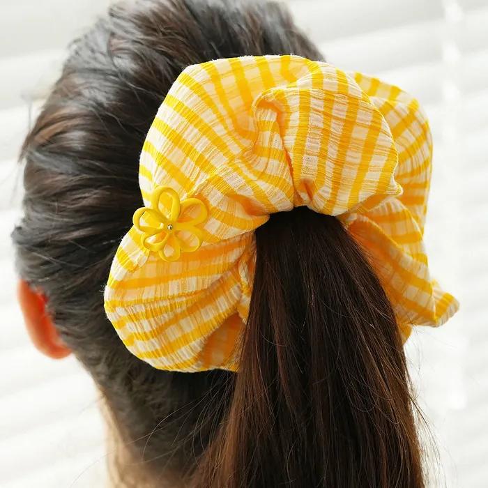 Open Petal Check Scrunchie