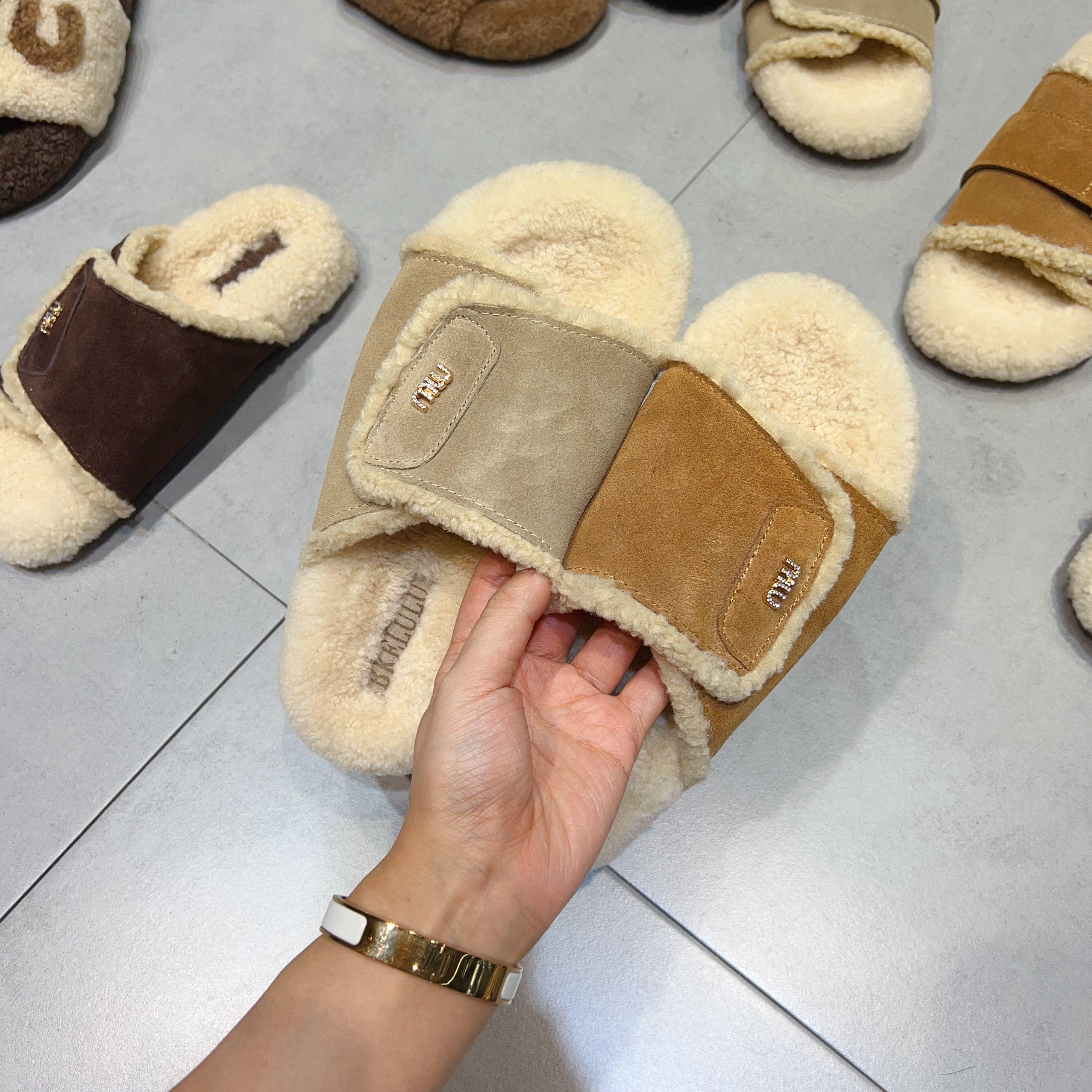 

Плоские меховые тапочки женские замшевые домашние хлопковые туфли повседневные плюшевые шлепанцы брендовые зимние трендовые 2025 прогулочные пушистые теплые зимние ботинки женские 35
