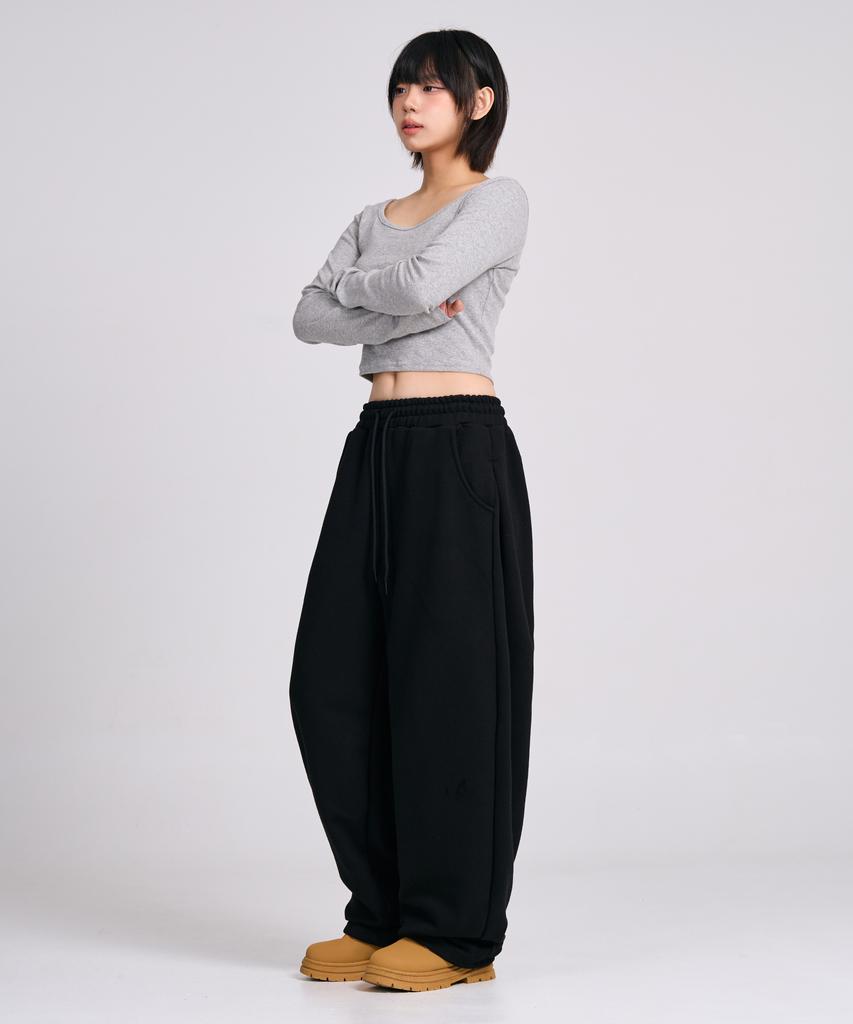 Osillos D19 Straight Side Pintuck Balloon Sweatpants_Black