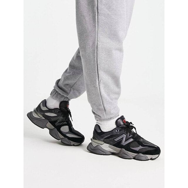 

Кроссовки New Balance 9060 черного и темно-серого цветов.
