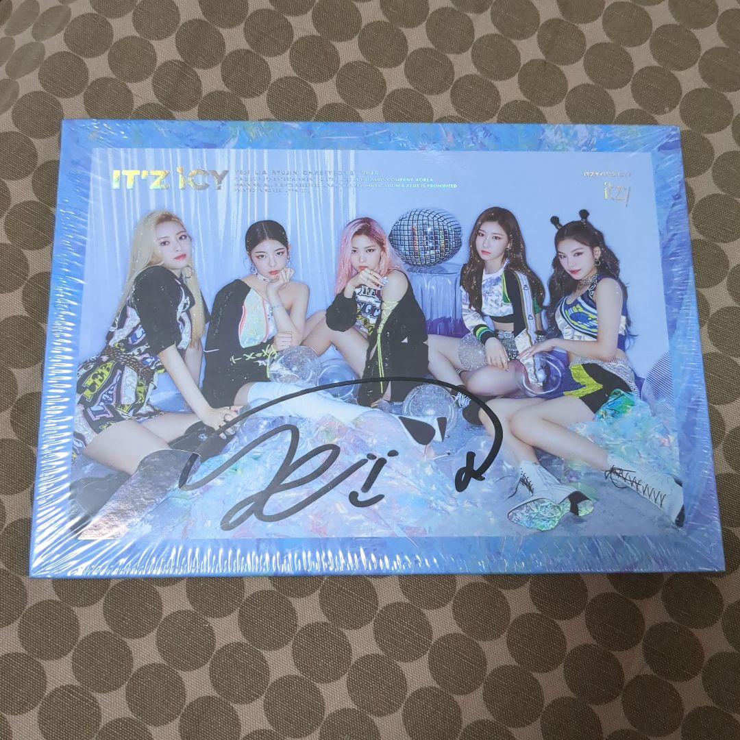 

[USED] ITZY IT z ICY Yeji autographed album