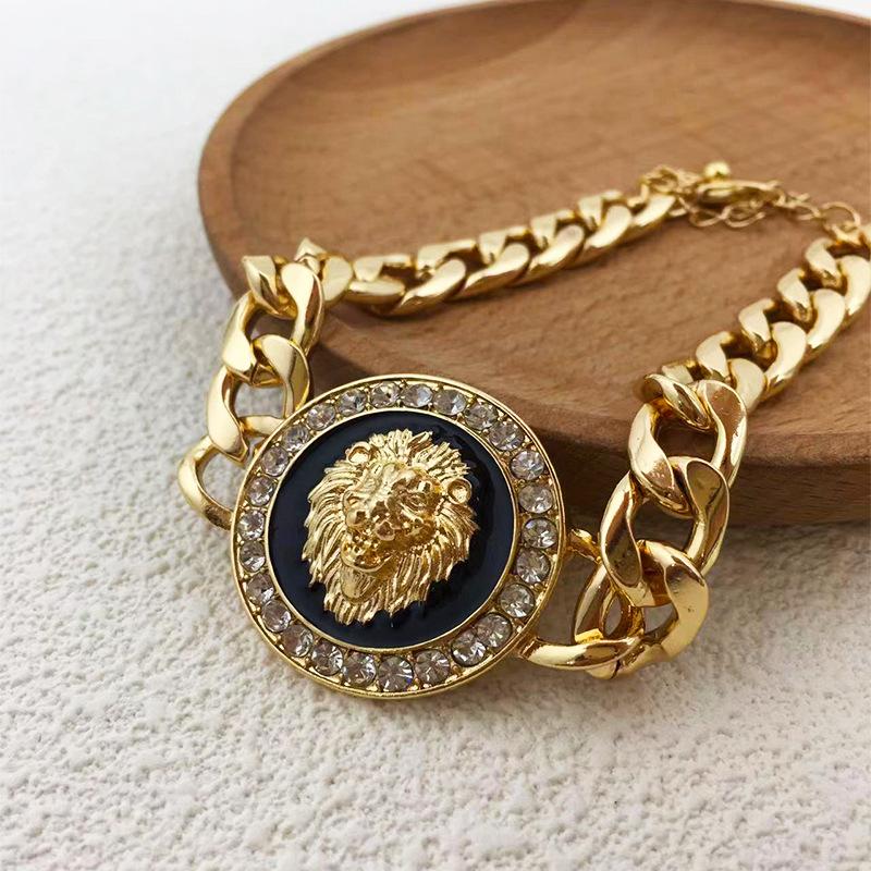 Übertriebenes Löwenkopfarmband