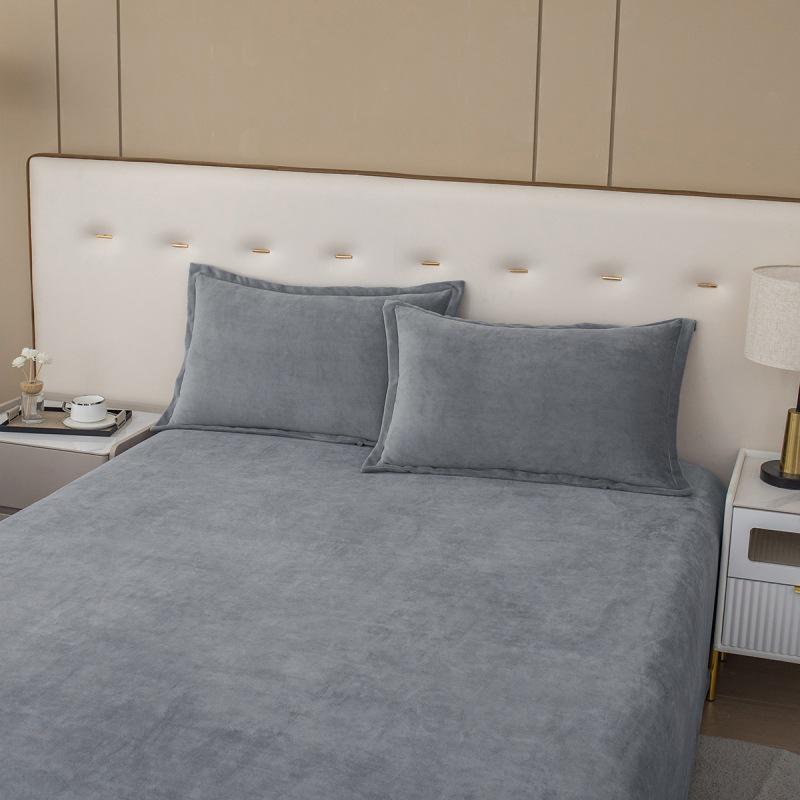 

Комплект простыней из плотного и теплого молочного бархата для односпальной кровати - включает чехол для матраса и наволочку для зимнего уюта Pair of Pillowcases светло-серый