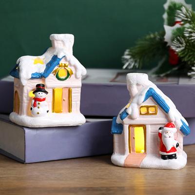 Vánoční Mini Sněhový Domeček Figurka LED Osvětlená Miniaturní Chata Dekorace Malá Pryskyřičná Zimní Vesnička Ozdoba pro Vánoční Scénu Stolní Dekorace