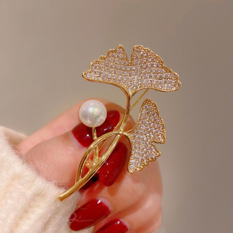 Chic Butterfly Brooch for Women - High-End Fashion Corsage