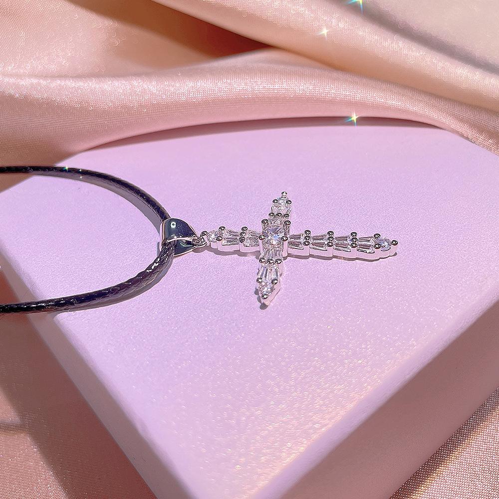 Colier cu cruce de diamante flash Femeie personalitate rafinată Design de nișă Simț lanț de claviculă Petrecere Bijuterii de logodnă Cadou de Crăciun Cadou de aniversare