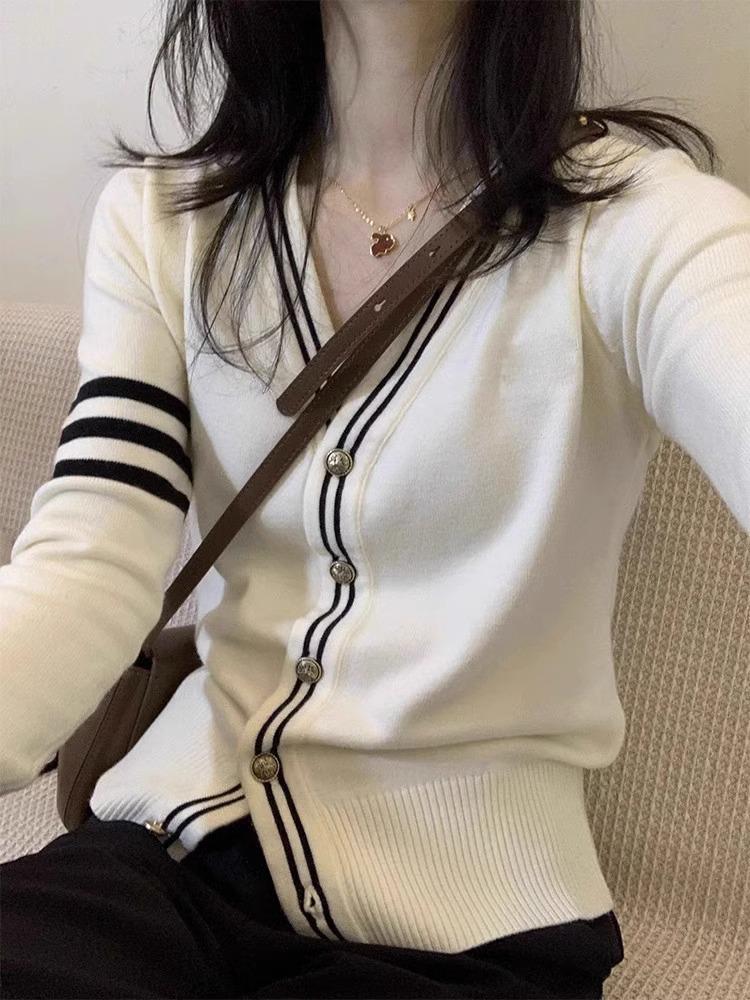 

Женский трикотажный кардиган с V-образным вырезом и длинными рукавами - Осень/Зима 2025, Универсальная верхняя одежда высокого класса в элегантном стиле «маленький аромат». S белый