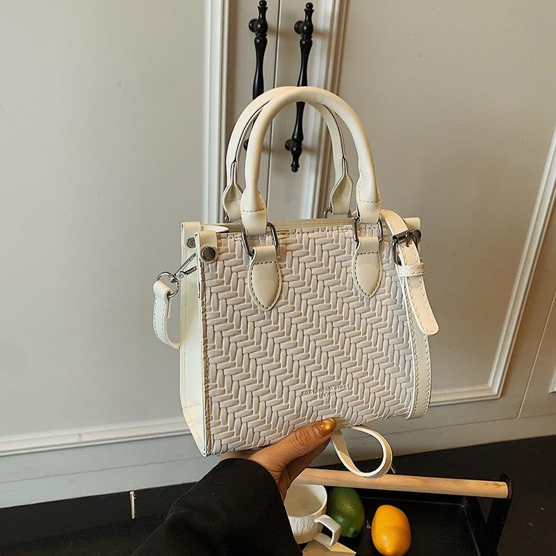 Summer New Fashion Woven Pattern Large-capacity Tote Bag Commuter Women's Bag Trendy Portable Shoulder Bag