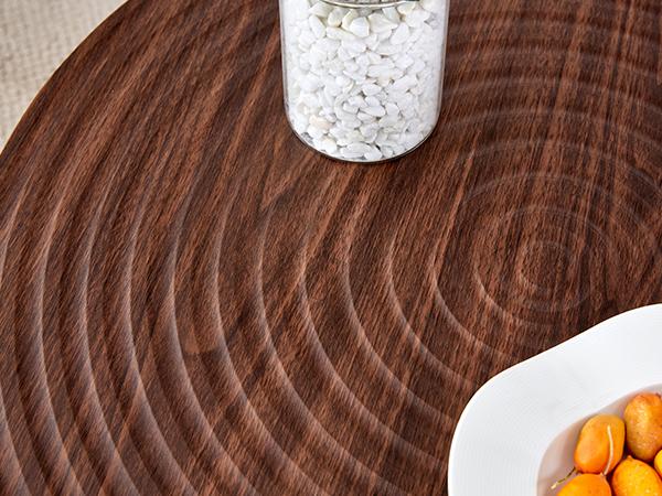 Tavolino da Caffè Rotondo in Legno Scuro con Piano Spesso 5 cm con Anelli Annuali, e Gambe in Metallo Nero; Ideale per Soggiorni Piccoli