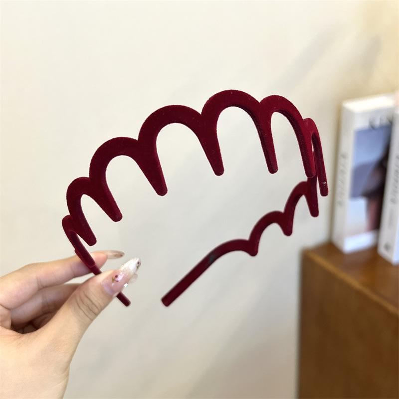 Black Flocked Big Wave Headband with Tooth Comb for Washing Face, Headband for Tidying Up Hair, Hairpin and Headdress