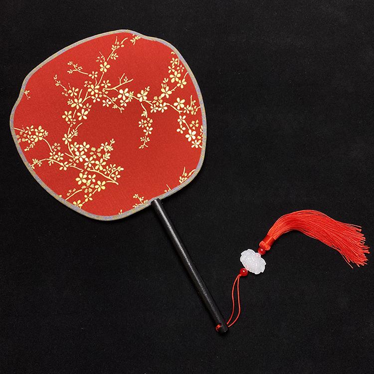 Éventail rond en soie rouge Hanfu ancien, orné d'un long pompon, pour la mariée.
