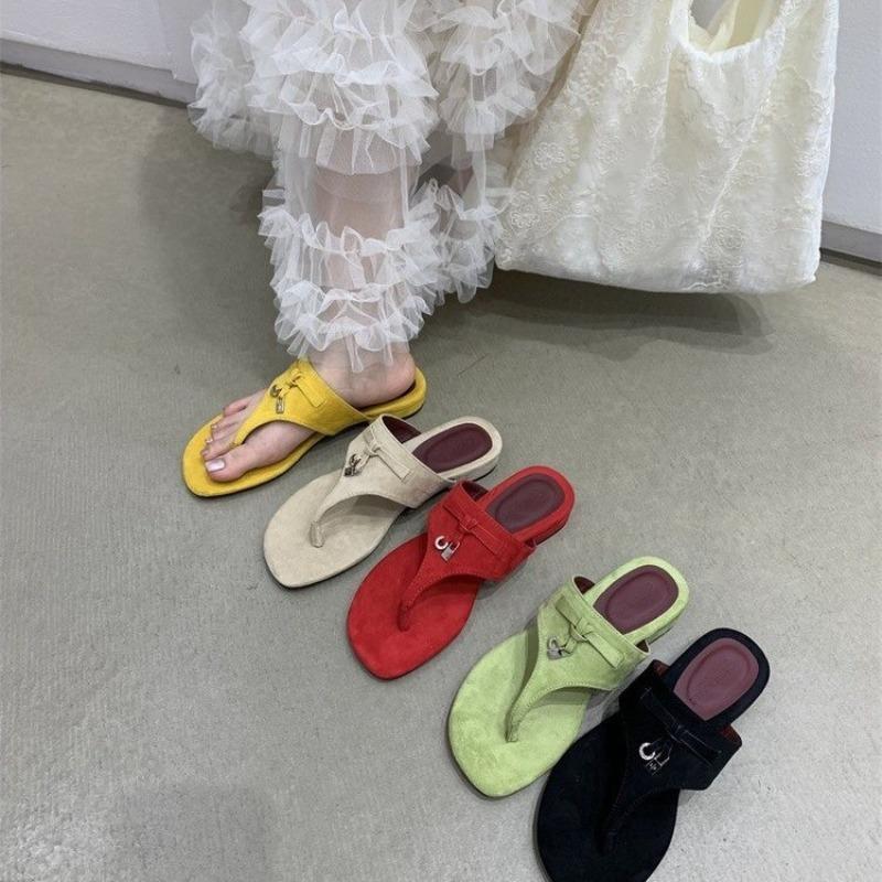 2025Fashion Metal Buckle Tassel Toe-clip Slippers Women Sandals Summer Flat Slippers Wearing Outside Casual Beach