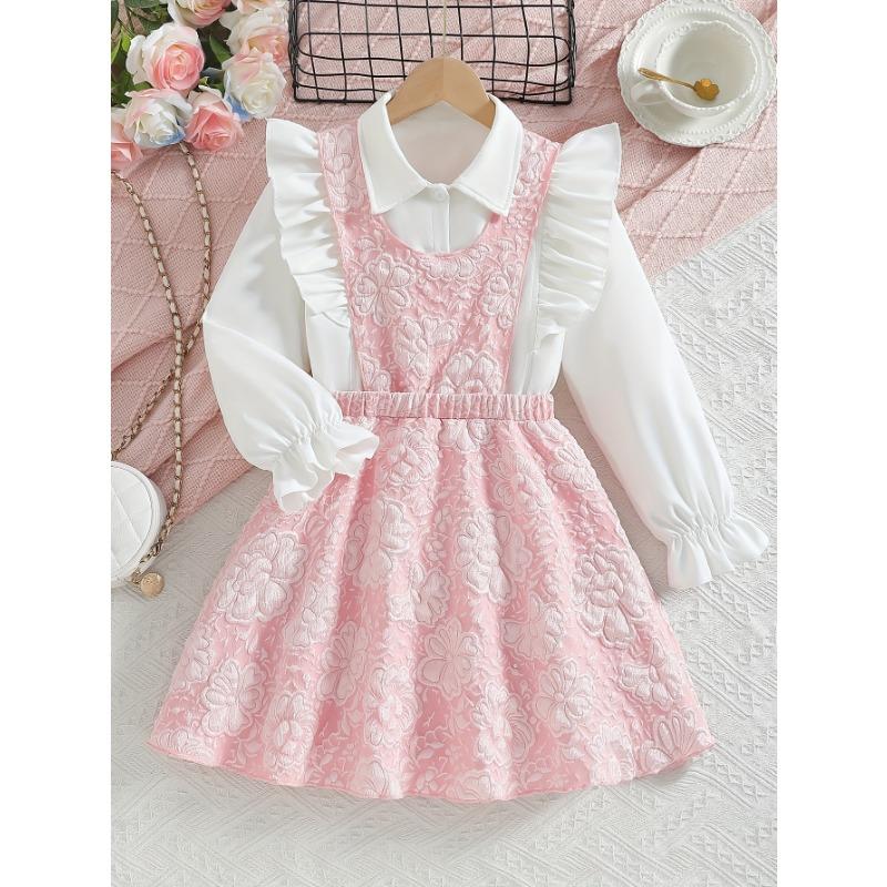 

Модный осенний комплект для девочек: белая рубашка с оборками и рукавами-фонариками и жаккардовое платье-сарафан с текстурным цветочным узором. Идеально для повседневной носки или других особых случаев. 140cm