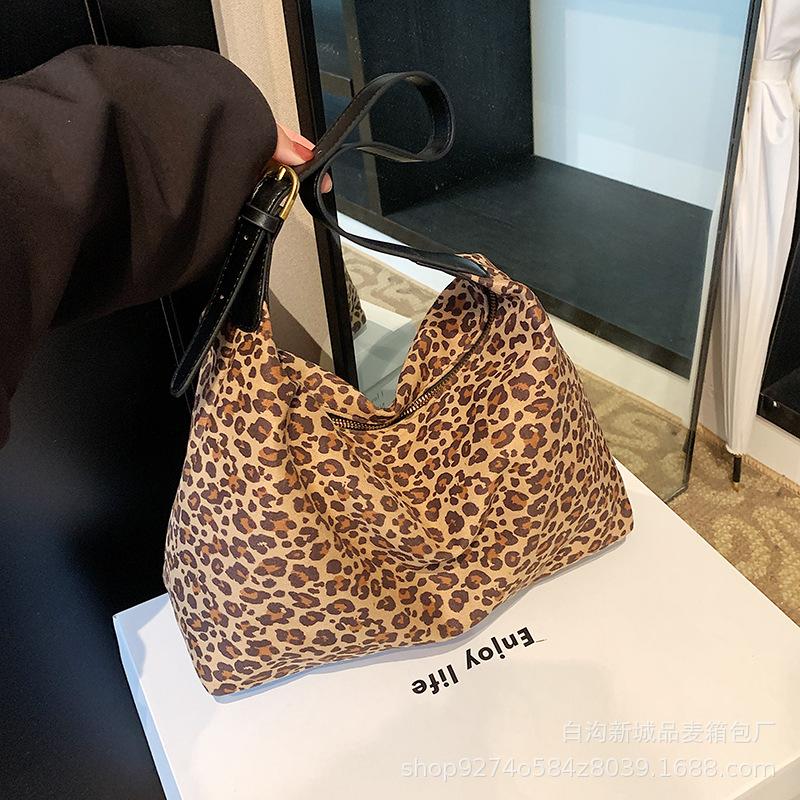 

This year s popular leopard print small bag women s 2025 new trendy temperament versatile messenger underarm bag commuter tote bag цветной печати леопарда