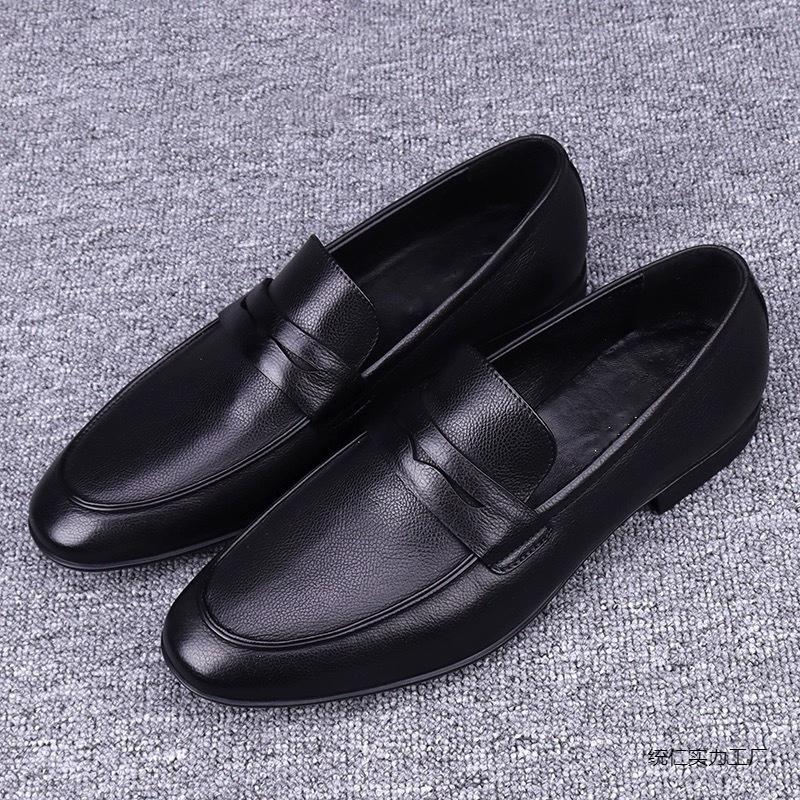 The new fashionable bean shoes are a pair of casual men's leather shoes with hollowed-out designs. Dad shoes A24