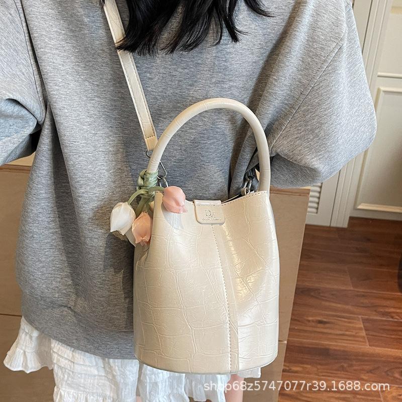 Korean version of fashion retro mother-in-law bucket bag women's 2025 new trendy commuter one-shoulder crossbody bag super hot hand-held bag