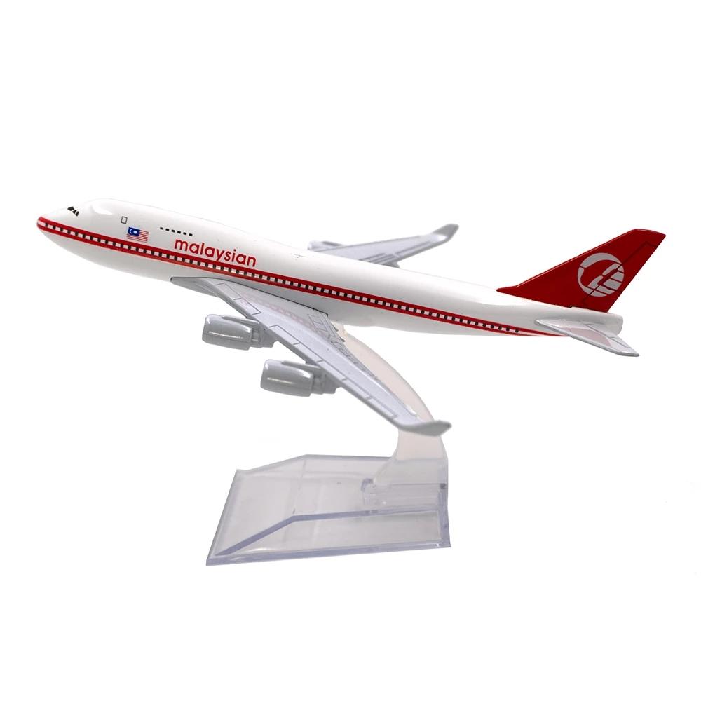 Model Plane Alloy 1:400 Scale 16cm for Air Malaysia Red B747 Airlines Boeing 747 Airways Airplanes W Stand Die-cast Aircraft for