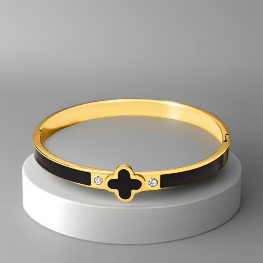 Diamond-Studded Titanium Steel Four-Leaf Clover Bracelet: Elegant Light Luxury for Versatile Women s Fashion.