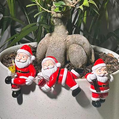 Miniaturowa Statuetka Świętego Mikołaja na Boże Narodzenie Mini Święty Mikołaj Trzymający Czerwone Wino/Napoje Dekoracja Doniczki Słodka Żywiczna Figurka Przytulanka do Doniczki na Rośliny do Ogrodu