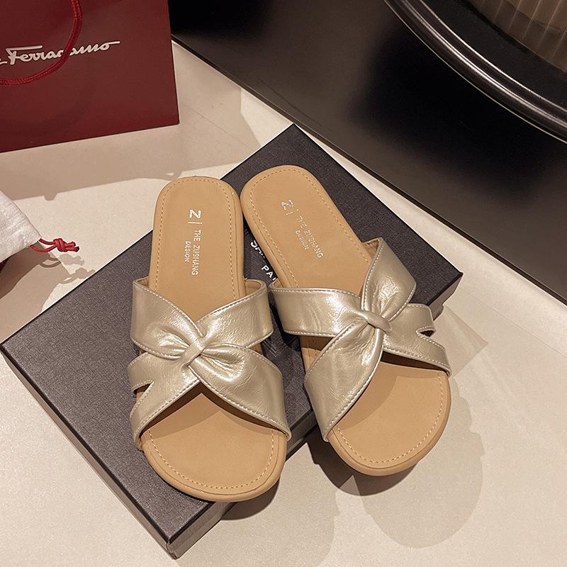 Silver High-end Fashion Slippers Women's Outerwear 2025 Summer New Non-slip Flat Bottom Cross Word Beach Sandals