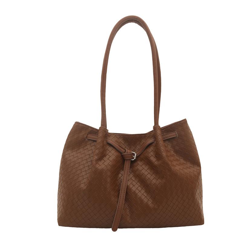 

Korean version of simple solid color shoulder messenger bag women s large capacity fashion texture portable tote bag casual versatile backpack