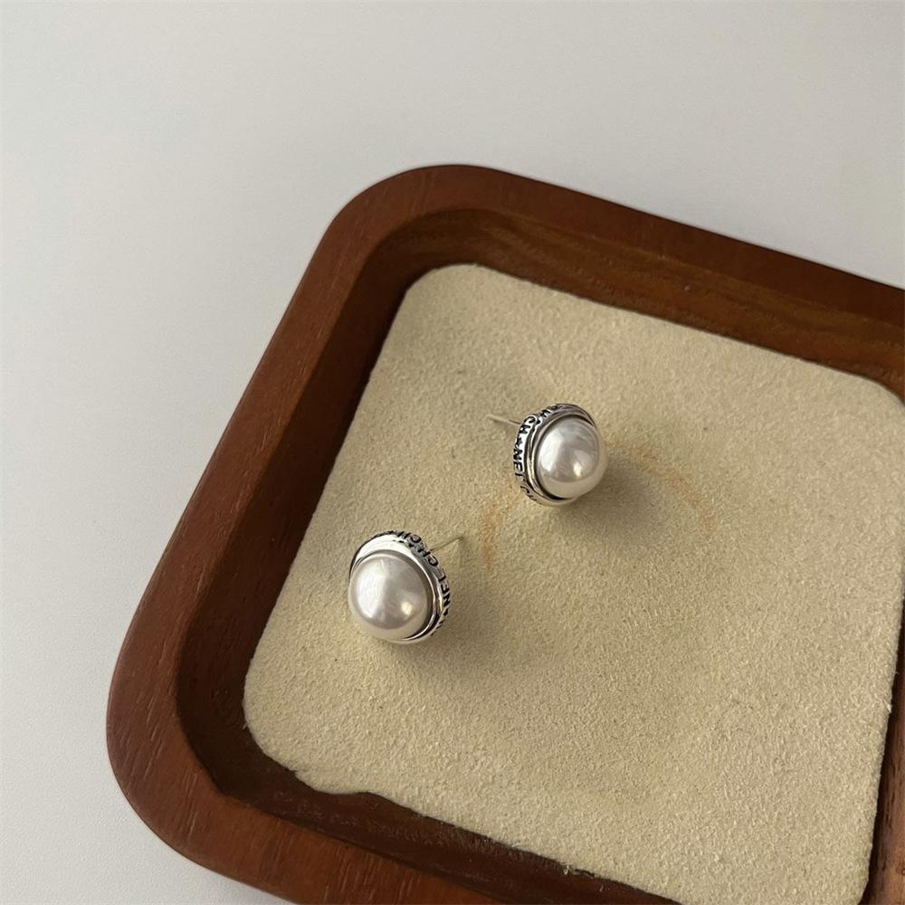 Simple Shijia pearl stud earrings ins cold wind earrings temperament personality versatile earrings