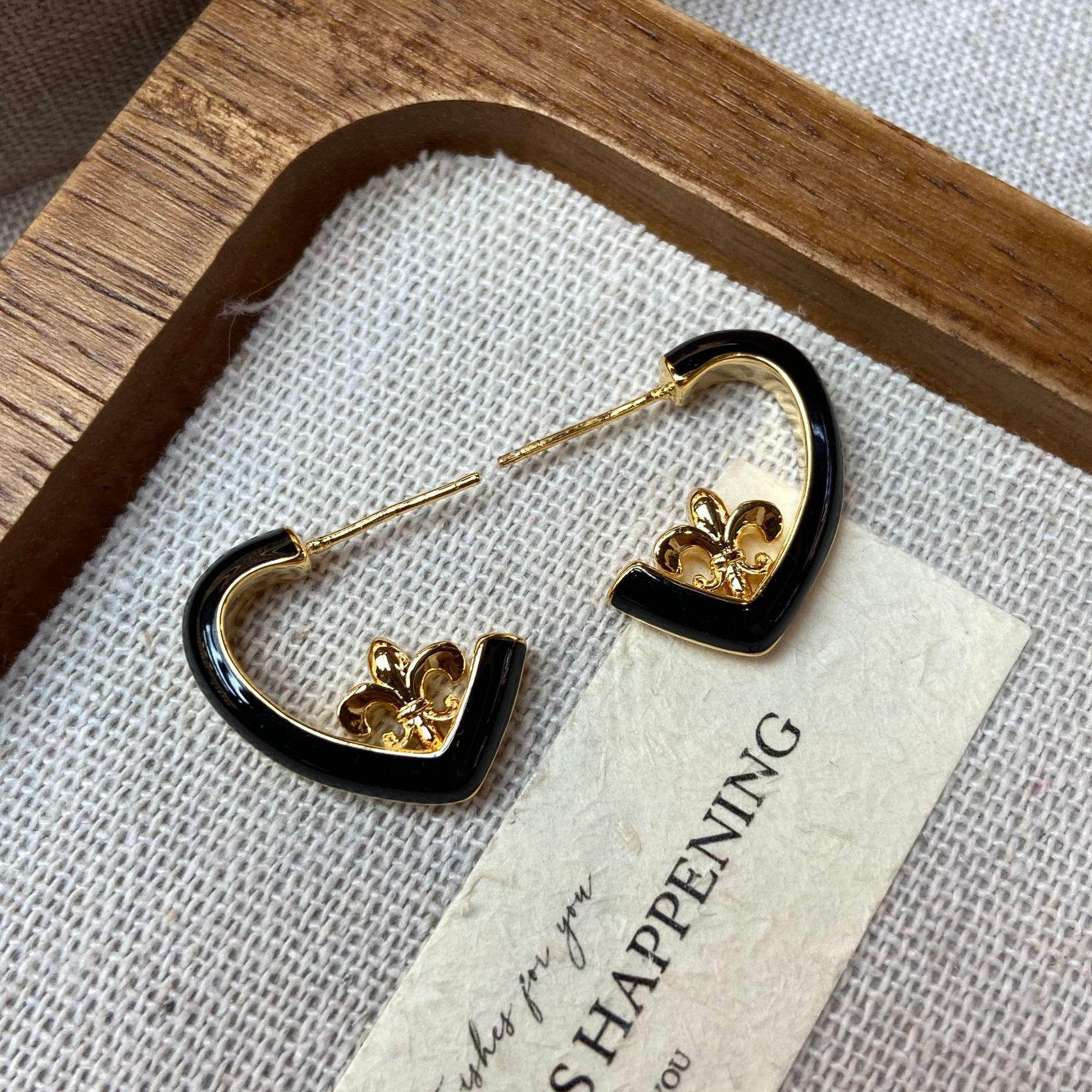 

Hollow Black Love Drop Glaze Earrings Women S Light Luxury High-End Temperament Studs 2026 Unique Earrings