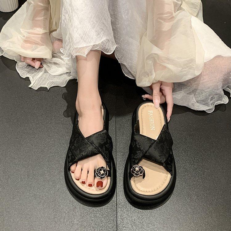 With skirts, slippers, women's summer wear 2025 new French toe muffin thick-soled sandals, new Chinese shoes