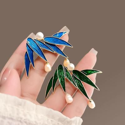 Bambublad Morgondagg Jubileumsbrosch: Blå påfågelfjäderdesign i kinesisk stil