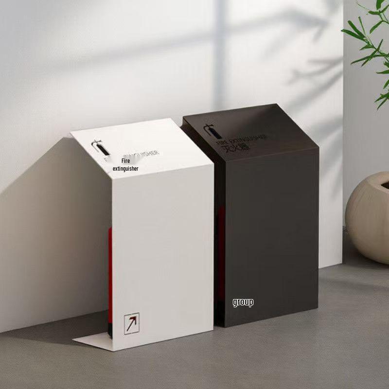 Stojan na hasicí přístroj s úložným prostorem a bezpečnostním krytem pro práškové hasicí přístroje